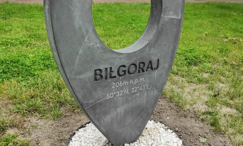 Nowoczesne oznakowanie przestrzeni miejskiej w Biłgoraju – nowe elementy małej architektury 